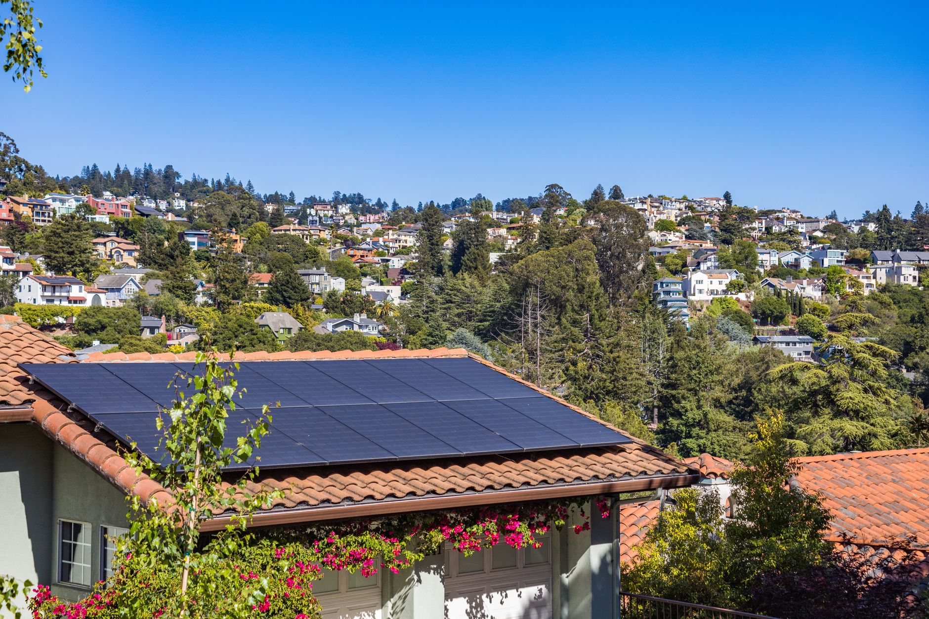 Photovoltaik: Solaranlage auf dem Dach eines Wohnhauses Photovoltaik: Solaranlage auf dem Dach eines Wohnhauses