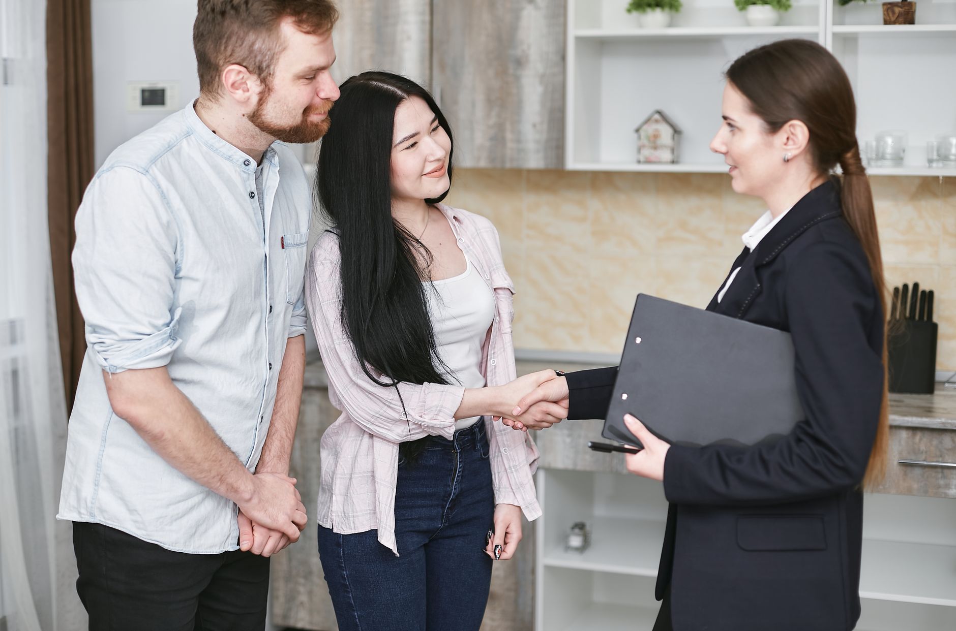 Versicherungsberatung: Beratungsgespräch im Büro Versicherungsberatung: Beratungsgespräch im Büro